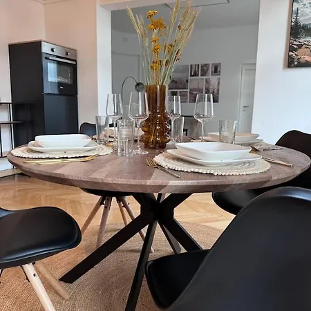 Lendloft: Altbaumodern & Lendviertel Chic Apartment